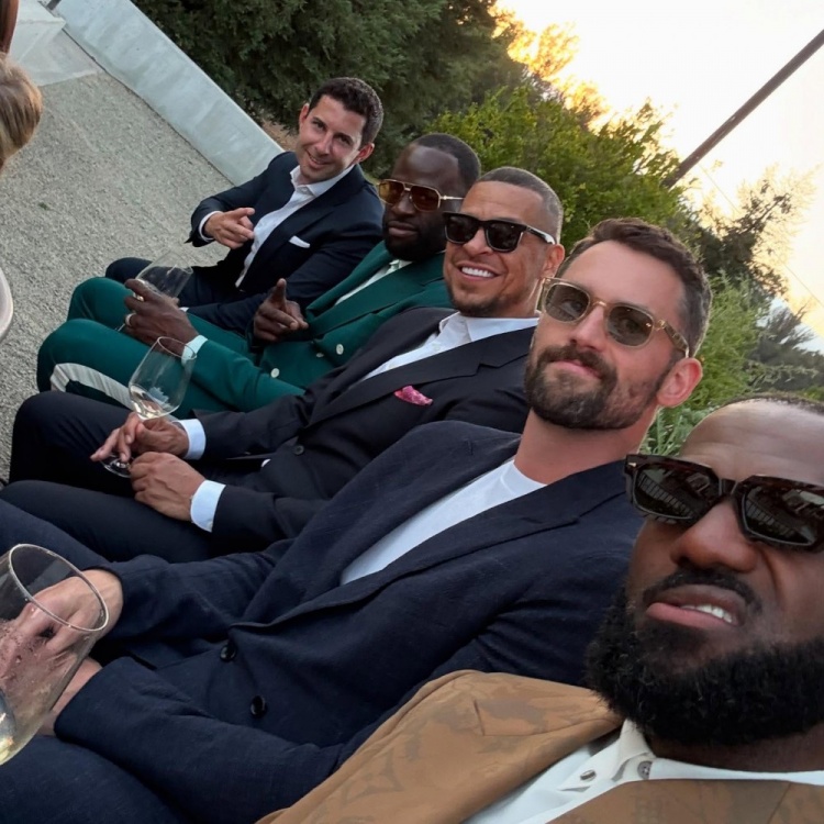 追梦乐福亮相！詹姆斯盛赞：卓越者无论何地皆能铸就精彩时刻！