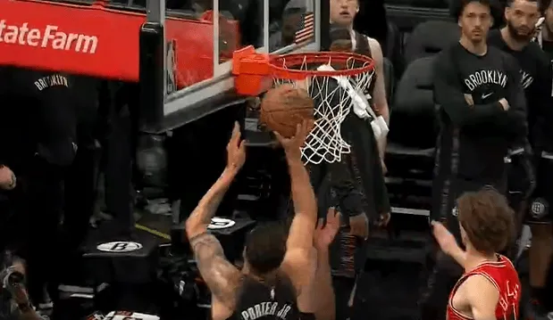 华体会体育赛事-小波特顶着科比-怀特强硬上篮命中，篮网完成5.4秒准绝杀