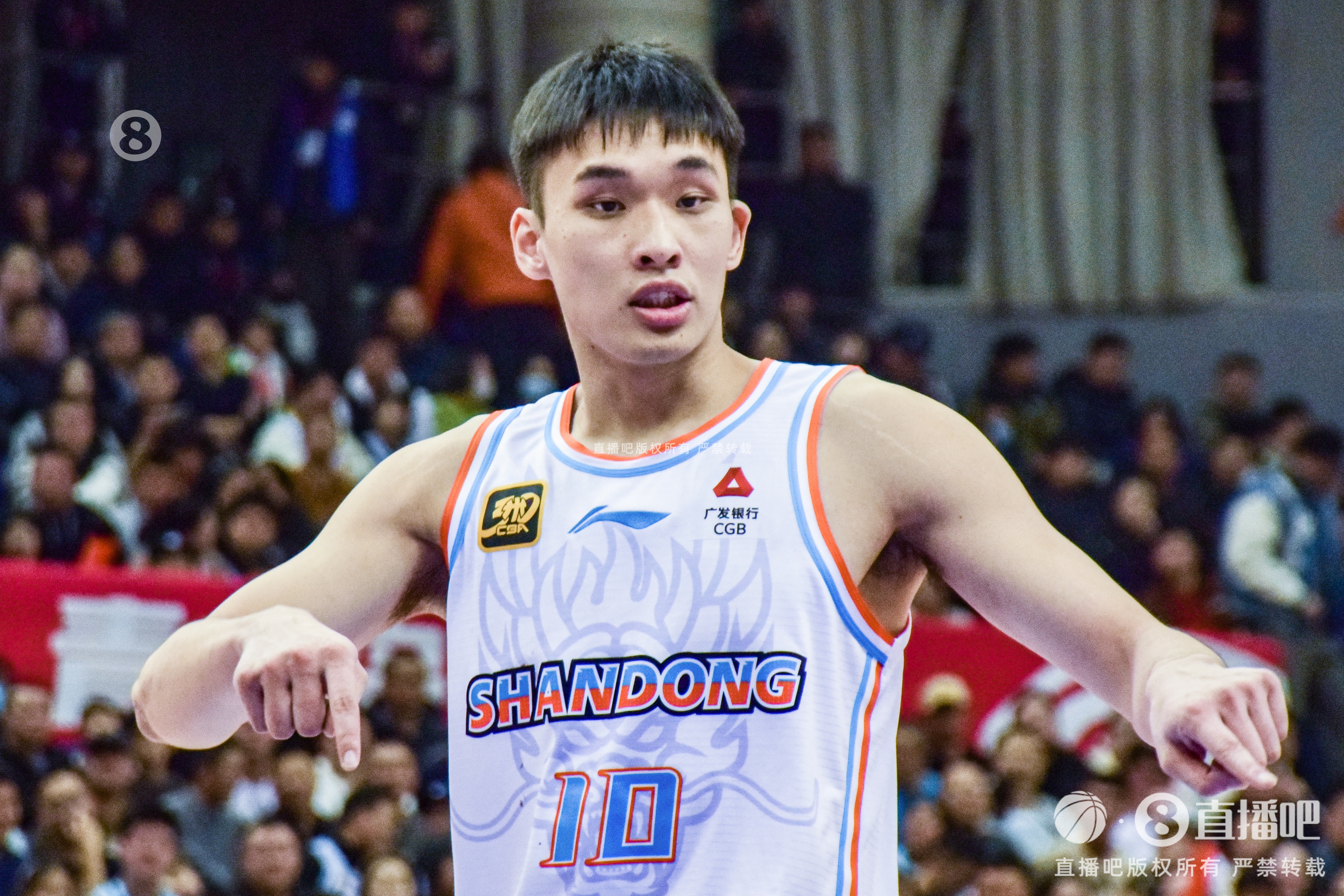 媒体人：谢智杰第四节比赛气质真的不错 二年级生掌控挺稳的了